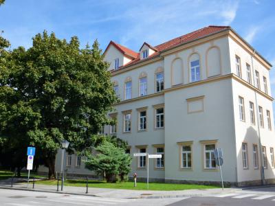 Novo upravno središče Slovenske Bistrice je zaživelo v prostorih stare šole, na Vošnjakovi 10. (Foto: Občina Slovenska Bistrica.)