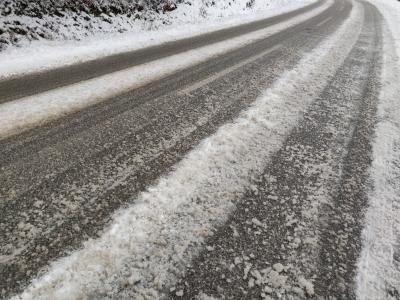 Ponekod je na cestah še sneg, plužijo jih po vnaprej določenih prioritetah, povsod pa velja posebna previdnost. (Foto: Štajerski val) 