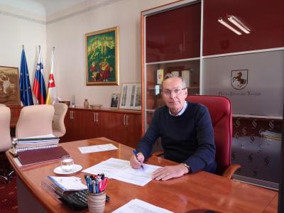 Župan Darko Ratajc je podpisal pogodbo za gradnjo prizidka h konjiškemu zdravstvenemu dom, ki naj bi bila končana junija 2021. (Foto: Občina Slovenske Konjice)