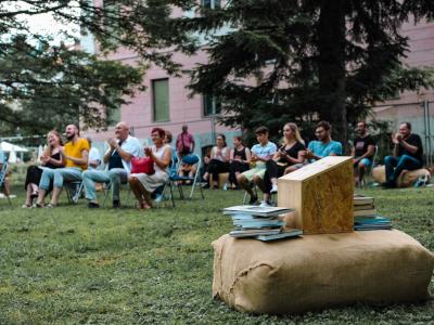Festival mladih v Rogaški Slatini je novost, pripravili so ga v parku pred nekdanjih hotelom Trst, kjer so imeli v začetku avgusta že tudi večer poezije in odprtje projekta Knjigobežnica. (Foto: FB Mladinski svet Rogaška)
