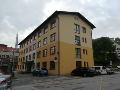 To je stavba, kjer sta nekoč domovali šmarska občinska uprava in upravna enota. (Foto: arhiv Štajerskega vala)