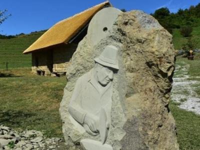 Dela Forma vive Makole so tudi v sosednjih občinah, kip Francija Černelča iz Bistrice ob Sotli je umeščen v Rogatec. (Foto: Milan Strnad)