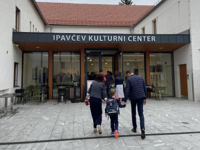 Prvošolčki OŠ Franja Malgaja in njihovi starši so se danes zbrali v Ipavčevem kulturnem centru Šentjur. (Foto: Štajerski val)