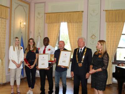 To so letošnji občinski nagrajenci občine Rogatec z županom Martinom Mikoličen in podžupanjo Mojco Šmit. (Foto: Jože Strniše)