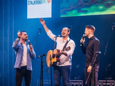 Tako nastopajoči kot obiskovalci so se strinjali, da je bilo vzdušje v razprodani dvorani v Podčetrtku več kot odlično. Že takoj na začetku so za to poskrbeli Dejan Vunjak in naša jutranjika Davor in Lovro. (Foto: Blaž Lah)