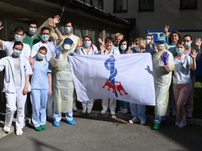 Slovensko grboslovno društvo Heraldica Slovenica je Oddelku za infekcijske bolezni in vročinska stanja v celjski bolnišnici podaril slovensko zastavo boja proti koronavirusu. (Foto: SBC)