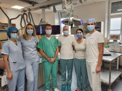 Ekipa, ki je v celjski bolnišnici - pod mentorstvom prof. dr. Andreja Pernata, dr. med. iz Kliničnega oddelka za kardiologijo UKC Ljubljana - izvedla prvo elektrofiziološko preiskavo in poseg. (Foto: SB Celje)  