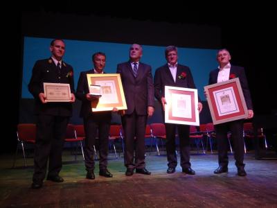 Župan Stanko Šket (na sredini) z letošnjimi občinskimi nagrajenci