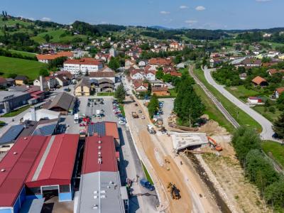 Glavna cesta skozi Šmarje je veliko gradbišče - danes je na njej sicer že prva plast asfalta, kdaj pa bo povsem končana in kdaj bo zgrajen most proti šoli? (Foto: Občina Šmarje)