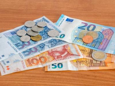 V teh dneh je na Hrvaškem še mogoče plačevati s kunami, a vrnjene dobite evre. Kmalu pa kun ne bo več.