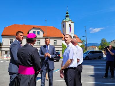 Obisk Boruta Pahorja na odprtju šmarske cerkve ni bil naključje. (foto: Štajerski val)
