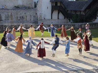 Člani KUD Galiarda bodo zaplesali v grajskem parku dvorca Strmol, pričakujejo vas od 10. od 18. ure. (Foto: Zavod za kulturo, turizem in razvoj Rogatec)