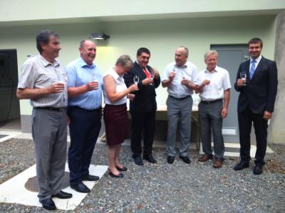 Županja, župani in vodja projekta Peter Planinšek (prvi z desne) so z vodo nazdravili pred novim vodohranom v Šmarju pri jelšah.