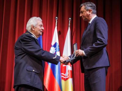 Predsednik Borut Pahor je Florjanu Jančiču vročil državno odlikovanje. (Foto: Nebojša Tejić/STA)
