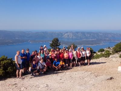 Veselo je bilo na 23. karavani, tokrat na Braču! Del skupine se je povzpel tudi na najvišjo vzpetino hrvaških otokov - Vidovo goro, od koder je naravnost fantastičen razgled. 