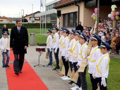 Učenci so predsedniku republike Borutu Pahorju pripravili sprejem s posebnimi častmi. (Foto: Daniel Noakovič/STA)