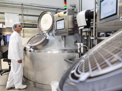 Z menjavo sirarskih kotlov je v mlekarni poskrbljeno za večjo avtomatizacijo proizvodnje. (Foto: Rok Deželak)