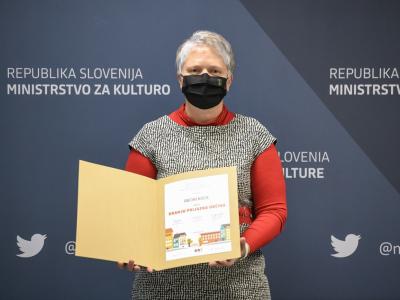 Naziv Branju prijazna občina, ki je namenjen za spodbujanje boljše bralne pismenosti in kulture, je na Ministrstvu za kulturo prevzela županja Milenca Krajnc. (Foto: STA)