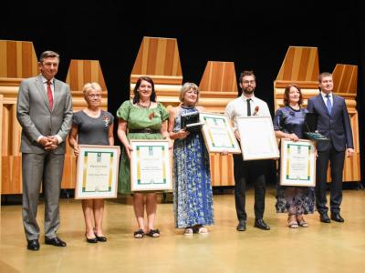 Letošnji občinski nagrajenci z županom in predsednikom republike. (foto: Štajerski val))