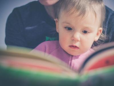 Ko starši berejo otroku, ima otrok občutek, da so starši res z njim, pravi direktorica šentjurske knjižnice Tatjana Oset. (Fotografija je simbolična. Foto: Pixabay)