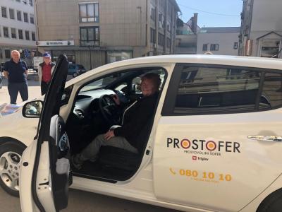 Celje je občina, ki se je prav ta teden priključila projektu Prostofer - avta, ki je električen, ni mogoče zgrešiti, na njem je tudi številka klicnega centra. (Foto: Mestna občina Celje) 