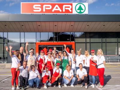 Ekipa zaposlenih prenovljenega sodobnega hipermarketa SPAR v Rogaški Slatini, ki je danes ponovno odprl svoja vrata.