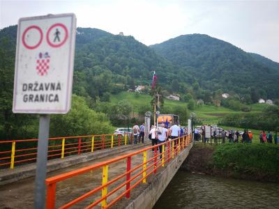 Utrinek z enega izmed predkoronskih srečanj na mostu, ki prečka reko Sotlo, ki je tudi mejna reka. (Foto: www.zagorje.com)