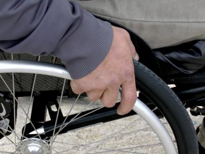 Multipla skleroza je tema, o kateri smo spregovorili v sobotni oddaji. Marsikoga priklene na invalidski voziček. Zdravila zanjo ni, je pa mogoče z zdravljenje zavreti zagone bolezni. (Fotografija je simbolična, foto: Pixabay)
