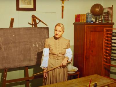 V filmu je Veronika Gradišek upodobila učiteljico Julijo Presl. (Foto: utrinek iz filma)