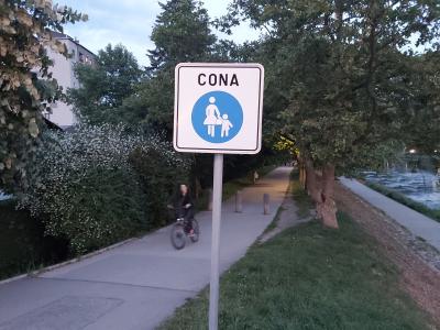 Vožnja s kolesi ob Savinji je dovoljena, a na način, da ne ogroža pešcev. (Foto: Radio Štajerski val)
