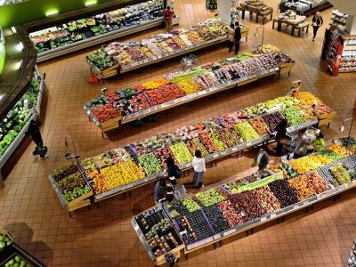V sekciji trgovcev na OZS opozarjajo, da so trgovine, ki poleg živil prodajajo še druge izdelke, v nekonkurenčni prednosti v primerjavi s specializiranimi trgovinami. (Fotografija je simbolična. Foto: Pixabay)