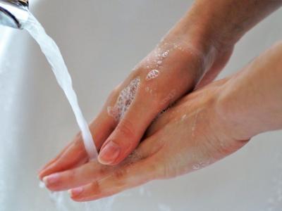 Eden od bistvenih ukrepov za preprečevanje širjenja novega koronavirusa je - poleg izogibanja tesnim stikom - redno temeljito umivanje rok.