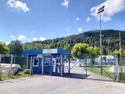 Na Letnem kopališču Celje je število obiskovalcev in kopalcev zaradi ukrepov za preprečitev širjenja covida-19 omejeno. (Foto: Radio Štajerski val)