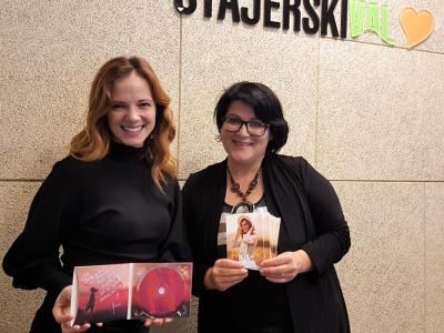 Nina Pušlar, s svojim novim albumom NINA, in gostiteljica Greta Kokot Rajković