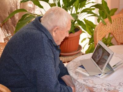 Težko je, ko si lahko s svojimi najbližjimi v stiku le prek računalnika in telefona, a tako stanovalci domov starejših kot svojci stroge ukrepe povsem razumejo, pravi direktorica Pegazovega doma. (Foto: Pegazov dom)