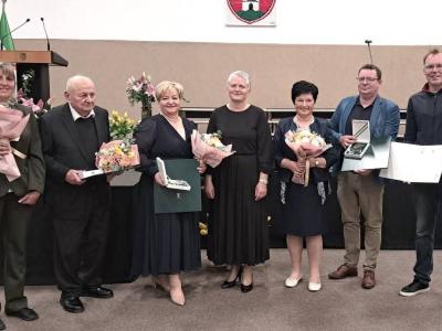 Letošnji prejemniki občinskih priznanj v Kozjem z županjo Milenco Krajnc. (Foto: Radio Štajerski val)