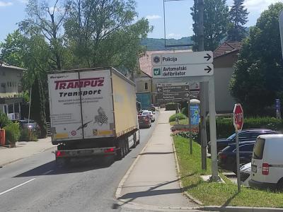 Na cesti skozi mesto Šentjur je vsak dan več sto težkih tovornih vozil. (Foto: Štajerski val) 