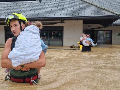 Nesebična pomoč gasilcev in enot za reševanje na terenu je neprecenljiva. A za sanacijo poplav in plazov bo potrebne še veliko solidarnosti. Zveza prijateljev mladine Slovenije poziva vse, da pomagate, če lahko.  (Foto: PGD Mengeš)