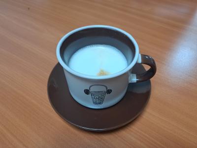 Trajnostno pitje kave je med drugim to, da si kavo natočite v skodelico, ki jo zatem operete, in ne v plastični lonček, ki ga zavržete. (Foto: Štajerski val)