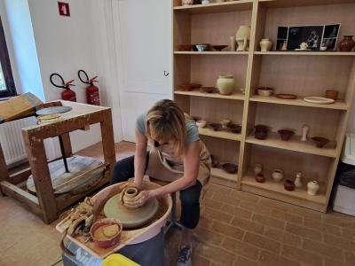 Udeleženci delavnice oblikovanja gline spoznavajo tradicionalne tehnike izdelave in ustvarjajo unikatne ročno izdelane predmete. (Foto: Radio Štajerski val)