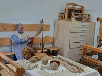 V Rokodelskem centru Rogatec je obiskovalcem na voljo tudi delavnica ročnega tkanja iz lanu. (Foto: Radio Štajerski val)