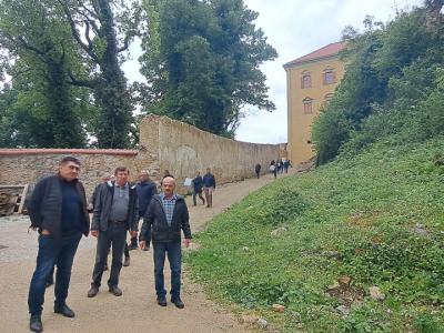 Občinski svetniki z županom Petrom Misjo ob terenskem ogledu obnove gradu Podčetrtek. (Foto: Radio Štajerski val)
