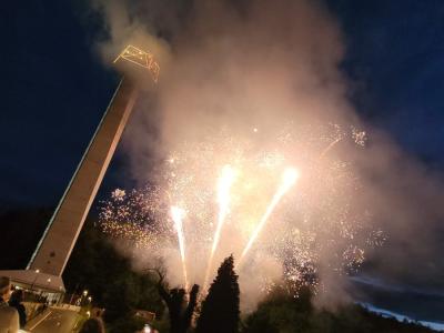 Stolp Kristal na dan odprtja, maja 2024, ko so pripravili tudi ognjemet. V tem adventu pa se bosta z njega spustila Miklavž in Božiček. (Foto: arhiv Štajerskega vala)
