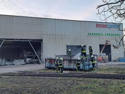 Ob našem prihodu so bili požari že lokalizirani, so pa imeli gasilci še vedno veliko dela, da so požare povsem pogasili. Med drugi je zagorelo nekaj zabojnikov. (Foto: Štajerski val)