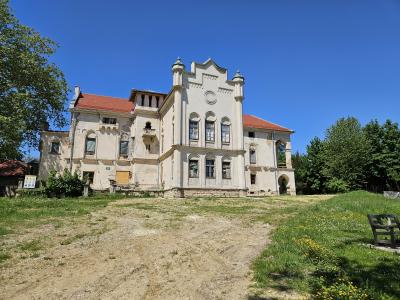 Dvorec Jelšingrad v Šmarju pri Jelšah so že statično sanirali in mu nadeli novo streho, zdaj je občina dobila še denar za novo fasado. (Foto: Štajerski val)