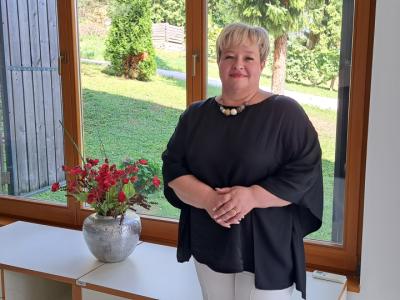 Zlati grb Gordani Drimel za izjemen prispevek pri razvoju doma starejših v Kozjem. (Foto: Štajerski val)