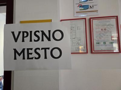 Vpisnih mest je bilo več, zato je vpisovanje potekalo hitro, a kritike so, ker večina ljudi ni vedela, da bodo začeli vpisovati že sredi noči. (Foto: Štajerski val)