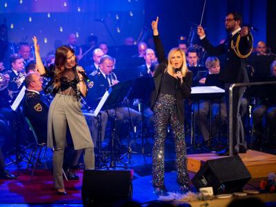 Nina Pušlar in Nuša Derenda ter Policijski orkester so poskrbeli za nepozaben večer. (Foto: Nik Skerbiš/Mediaspeed in Nataša Müller))
