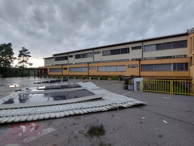 Razdejanje pri šmarski osnovni šoli, kjer je odneslo del strehe s sončno elektrarno. (Foto: Občina Šmarje pri Jelšah)