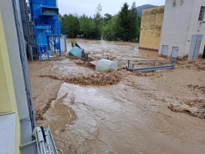 Veliko dela pri odpravi posledic poplav imajo tudi v obratu Cinkarne Celje v Mozirju. (Foto: FB Cinkarna Celje)